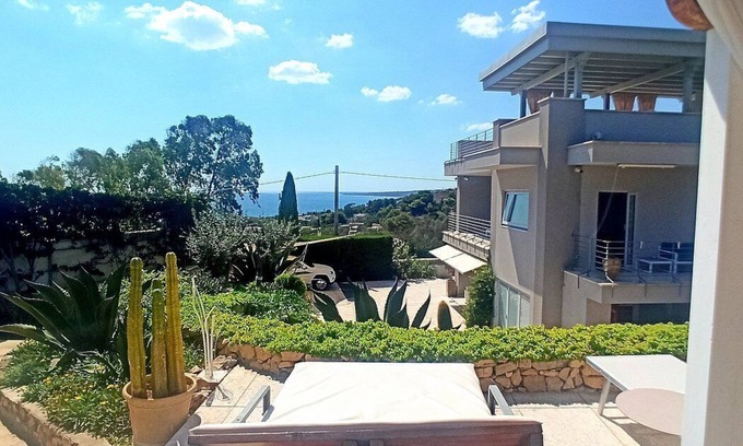 Torre Vado House | Villa Eliria A: A graceful apartment situated at a short distance from the beach, with Free WI-FI.
