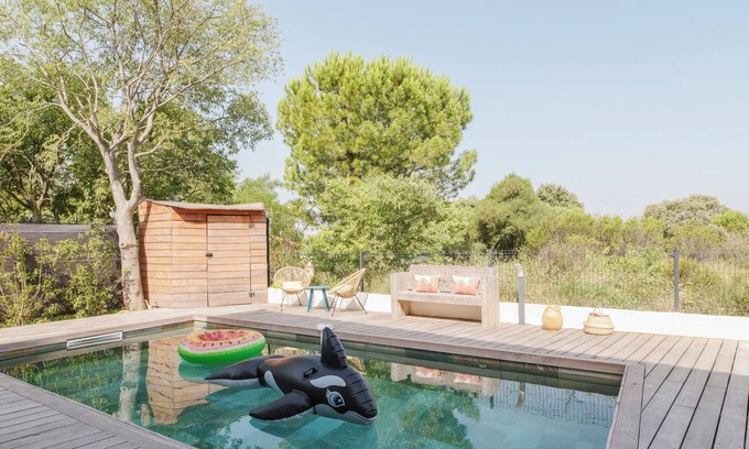 Saint-Jean-de-Vedas Villa | Villa Familiale: Ciné & Piscine en Cœur de Garrigue
