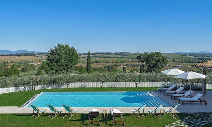 Foiano della Chiana Villa | Villa Fara Grande: An elegant and welcoming three-story villa surrounded by olive groves, with Free WI-FI.