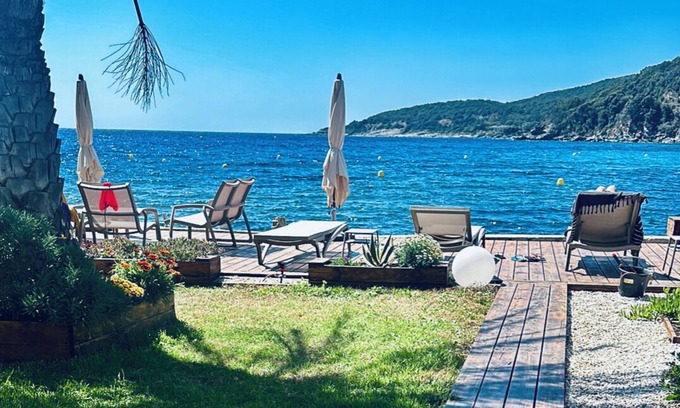 Meria House | Villa flat with garden and direct access to the beach - sensational -
