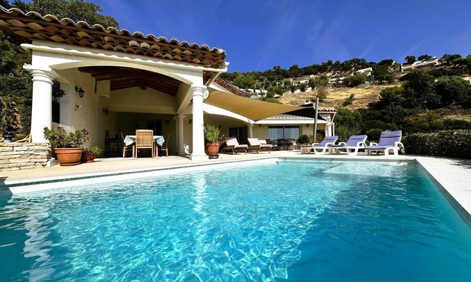 La Londe-les-Maures House | Villa for 6 people with pool and sea view in the Valcros domain in La Londe les Maures