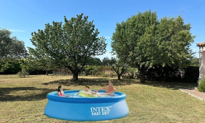 Lunel Villa | Villa for 8 with air conditioning and parking close to the sea