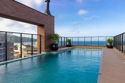 Bombas Apartment | Villa Francione 302 – Loft de Alto Padrão com Piscina no Rooftop e Vista Panorâmica, a Poucos Metros do Mar em Bombas.