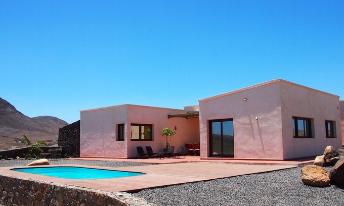 Tuineje Villa | VILLA FUERTEVENTURA. With fantastic sea views. Climatized pool.