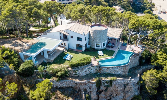 Begur Villa | Villa Illa Roja, a very privat villa with breathtaking views over the Mediteranean