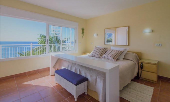 Los Realejos Villa | Villa in protected space in front of the sea