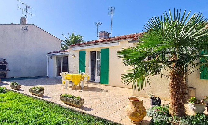 Saint-Martin-de-Re House | Villa in the Remparts with garden and parking