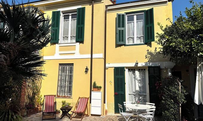 Vallecrosia Apartment | Villa in town I 6 guests I Sea 5 min I Garden I Private parking