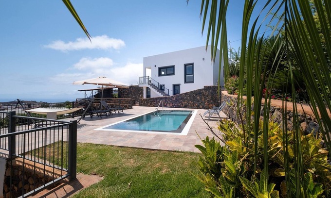 Los Llanos Villa | Villa La Graja by Huskalia | private pool