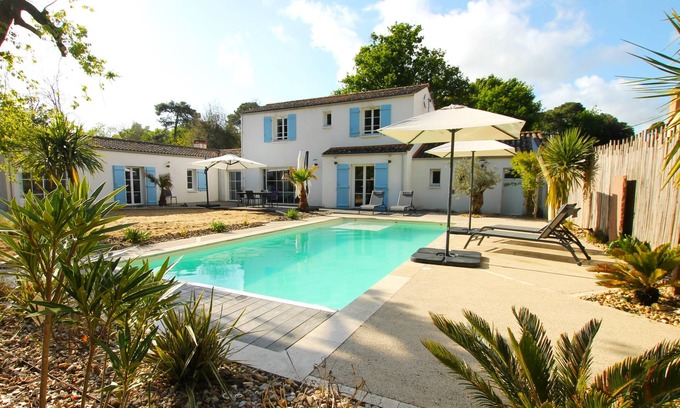Jard-sur-Mer House | Villa Le Cyprès, 170 m² with heated swimming pool surrounded by pine trees
