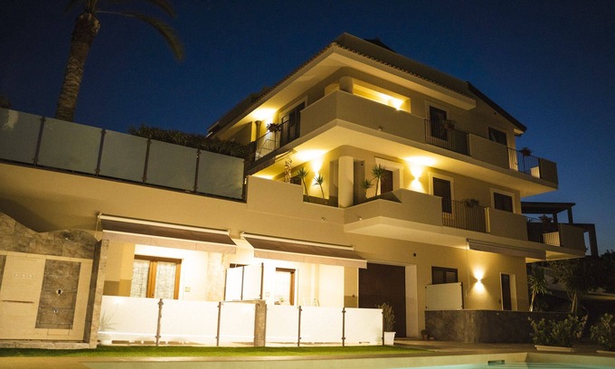 Pozzallo Apartment | Villa Le Mimose - Wave with pool, beachfront direct beach access