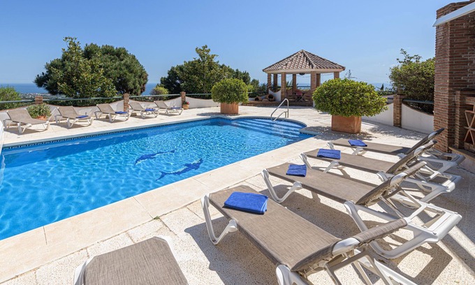 Estepona Villa | VILLA LINA - Spectacular villa with private pool. Free WiFi.