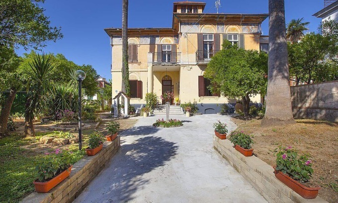 Vico Equense Apartment | Villa Liobe Grande: A welcoming apartment that covers the entire ground floor of a villa surrounded by the greenery, with Free WI-FI.