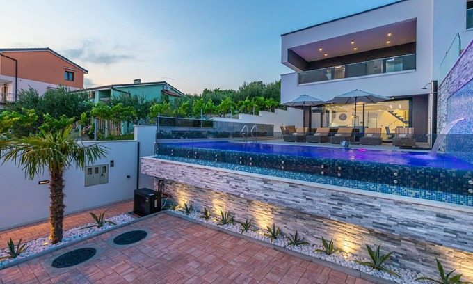 Crikvenica Villa | Villa Lorena mit Geheiztem Pool, Jacuzzi, Sauna und Meerblick