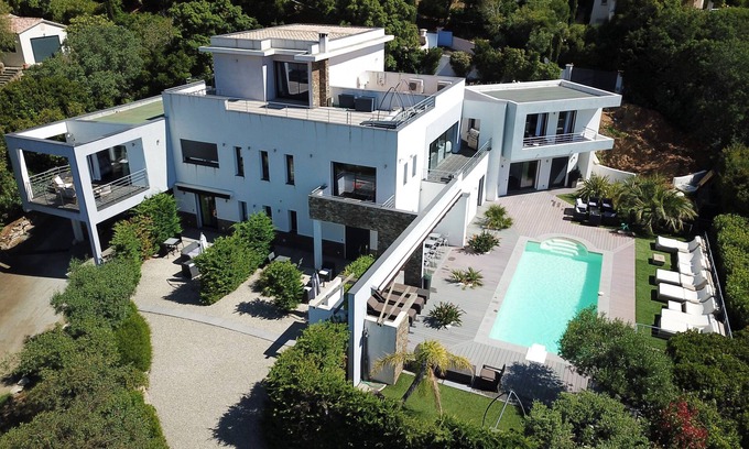 Cavalaire-sur-Mer Villa | Villa Louancelie, beautiful contemporary house with swimming pool and sea view.