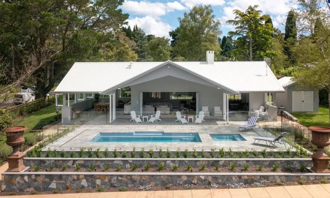 Burradoo House | Villa Luita – luxurious country retreat with an incredible pool house