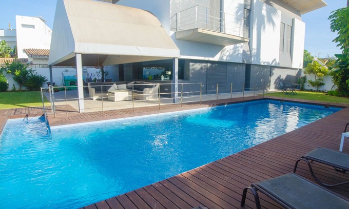 New Golden Mile Ski Chalet | Villa Luna de Mar- Piscina Junto a la Playa