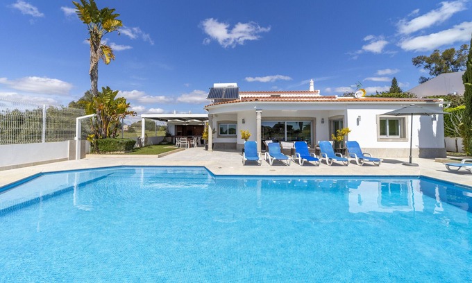Olhos D'Agua Villa | Villa Maria is a modern, spacious villa with the option to heat the pool