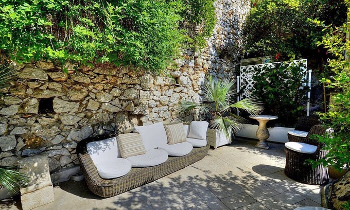 Capri Villa | Villa Marinella: A romantic and welcoming three-story villa situated in a quiet location, at a short distance from the famous Piazzetta of Capri, with Free WI-FI.