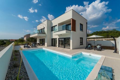 Maslenica Villa | Villa Mia with Heated Pool