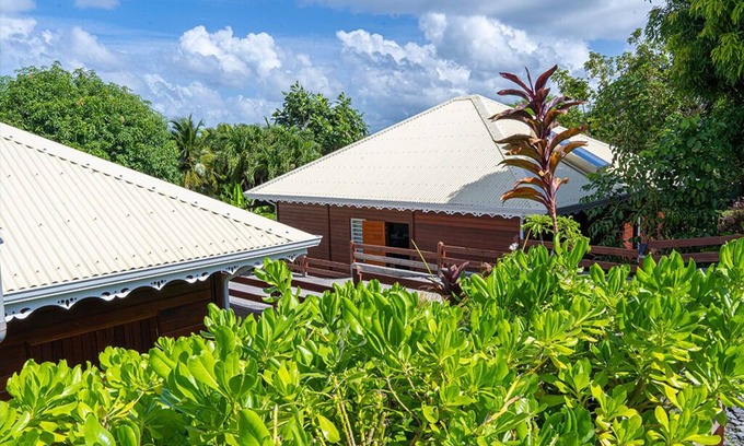 Baie-Mahault Villa | Villa Moderne Dans un Jardin Tropical, Havre de Paix, Emplacement Central