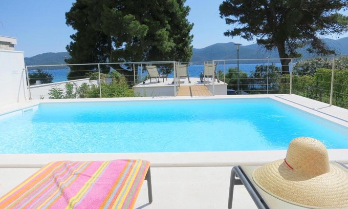 Cove Tri Zala (Zrnovo) Villa | Villa Nelly