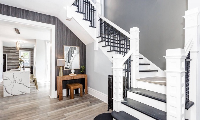 North Kenwood House | Villa Noir Chicago Victorian home 7 min to downtown, museums, shops & the beach