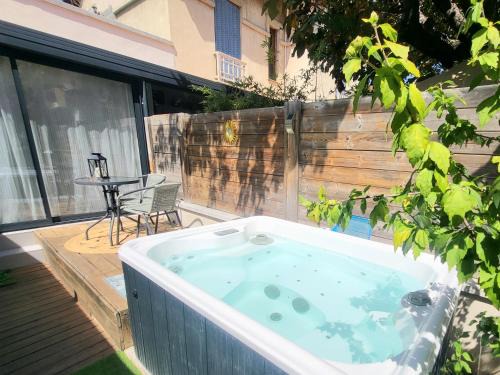 Avignon Apartment | Villa-nova avec spa à 5 minutes des remparts.