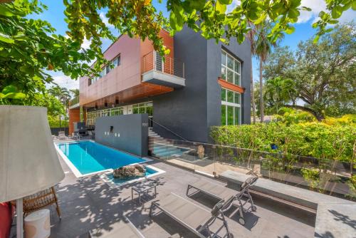 Northeast Coconut Grove Villa | Villa Nova