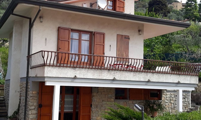 Corsanico-Bargecchia House | Villa on the hill with parking, garden, panorama