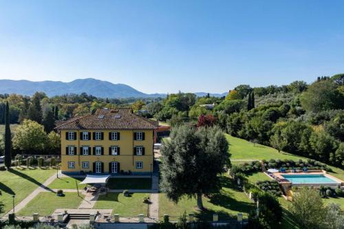 Monte San Quirico Villa | Villa Pacini - just 1,8 km outside Lucca Wall - Pool