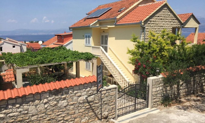 Supetar Apartment | VILLA RADOŠ-floor: NEW 2-room apartment 4* for max. 3+1 people