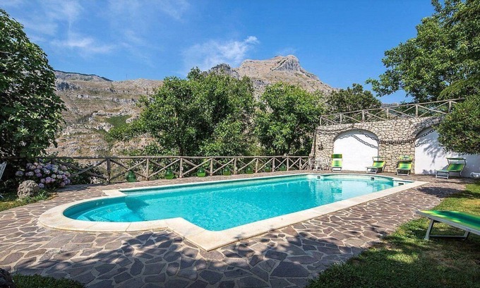 Vico Equense Villa | Villa Ramona: A characteristic and welcoming three-story villa situated in a quiet location, surrounded by a wonderful garden, with Free WI-FI.