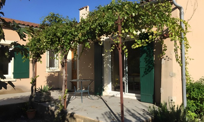 L'Isle-sur-la-Sorgue Villa | Villa 'Saule' with Private Terrace, Private Garden and Wi-Fi