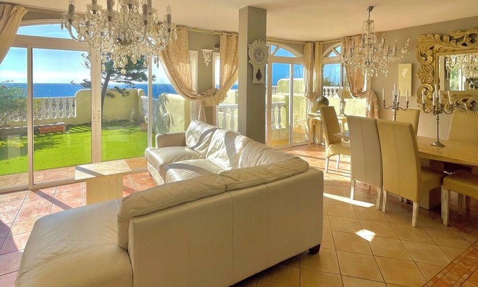 Arenas del Mar Villa | Villa - Sleeps 4 - Jacuzzi - Garden - Pet friendly