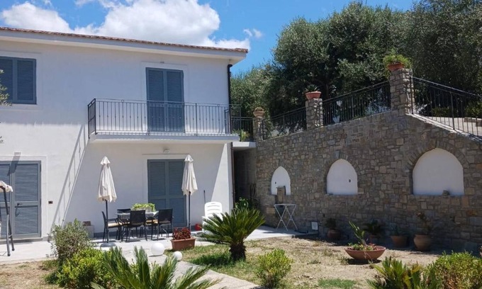 Perdifumo House | Villa 'Tra Uliveti E Mare' with Private Garden, Wi-Fi and Air Conditioning