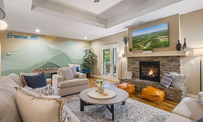 Branson Villa | Villa with 30ft PrivateDeck, All Ensuite Bathrooms,ClubhousePool, Golf, GameArea