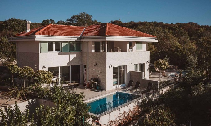 Marsici House | Villa with a beautiful view of the sea and with a heated pool.