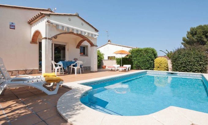 L'Escala Villa | Villa with garden and swimming pool in Riells.HUTG-000995