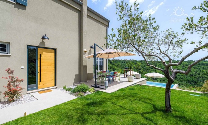 Momjan Villa | Villa with heated pool