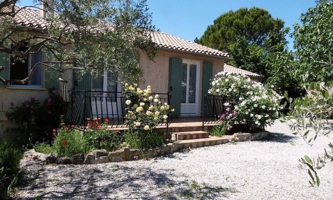Caromb Villa | Villa with large garden and swimming pool in Provence near Mont Ventoux