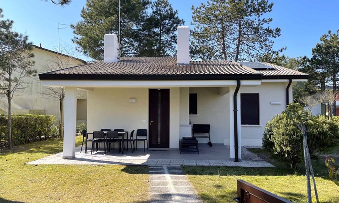 Bibione Villa | Villa with large garden and swimming pool