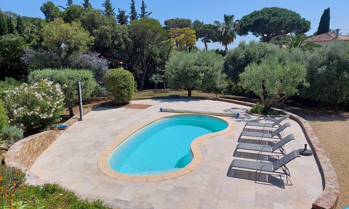 Plage de la Garonnette Villa | Villa with pool, sandy beach 300 m away, Gulf of Saint-Tropez, Sainte-Maxime