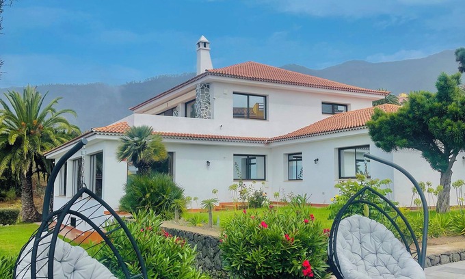 Montijos Villa | Villa with private 4bed floor level - spa facilities, heated jacuzzi & BBQ area