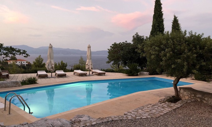 Theologos Villa | Villa with swimming pool and tennis/basketball court