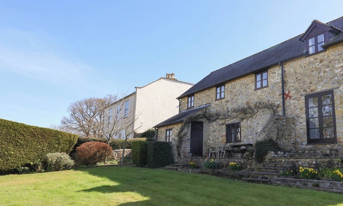 Axminster Cottage | VINE COTTAGE, pet friendly, character holiday cottage in Musbury