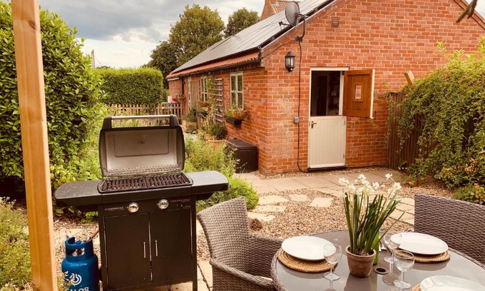 Irstead House | Vineyard Cottage Sleeps 4 with Garden