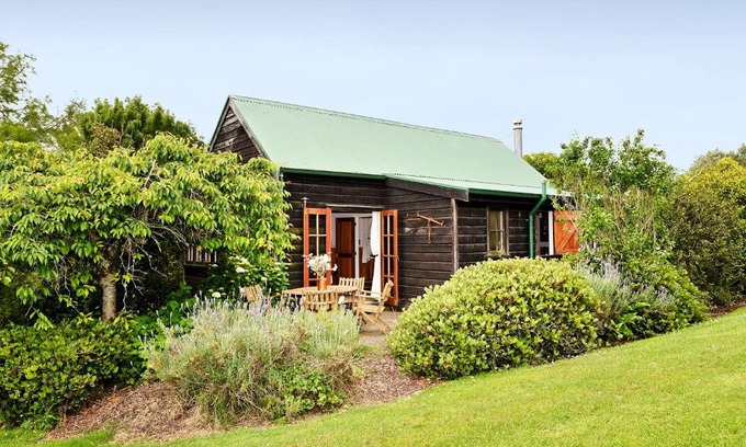 Helensville Hotel | Vineyard Cottages - Kumeu