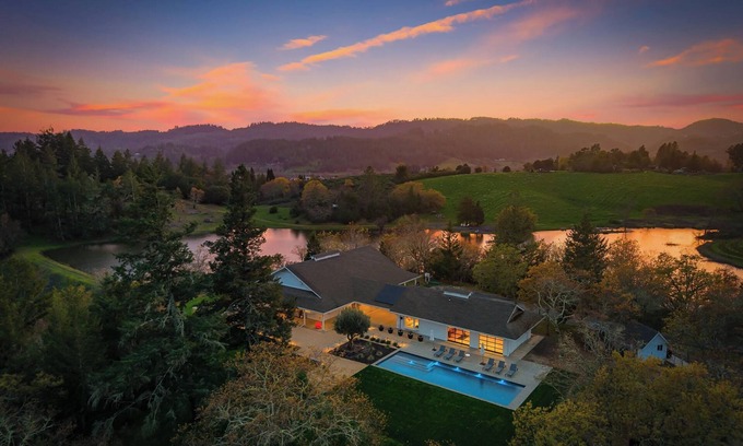Healdsburg House | Vineyard Farmstay/ Pool Hot Tub Bee Tours