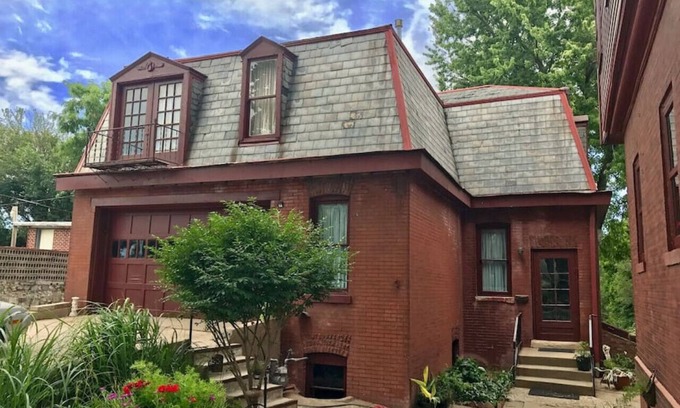 St. Joseph House | Vineyard Mansion - Carriage House - 1 Queen 1 Full Bed